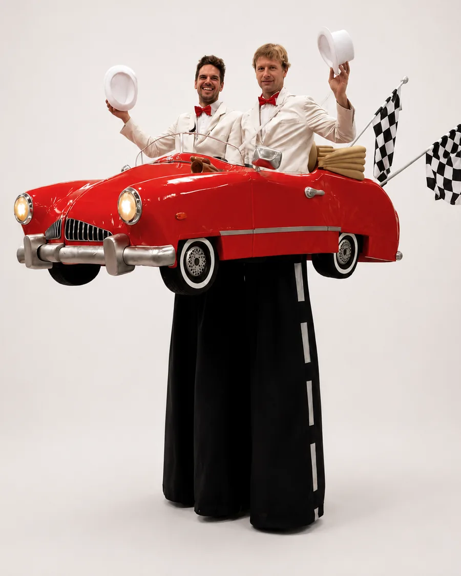 Höhergelegt!-Duo im roten Oldtimer-Cabriolet auf Stelzen, Hüte gezogen