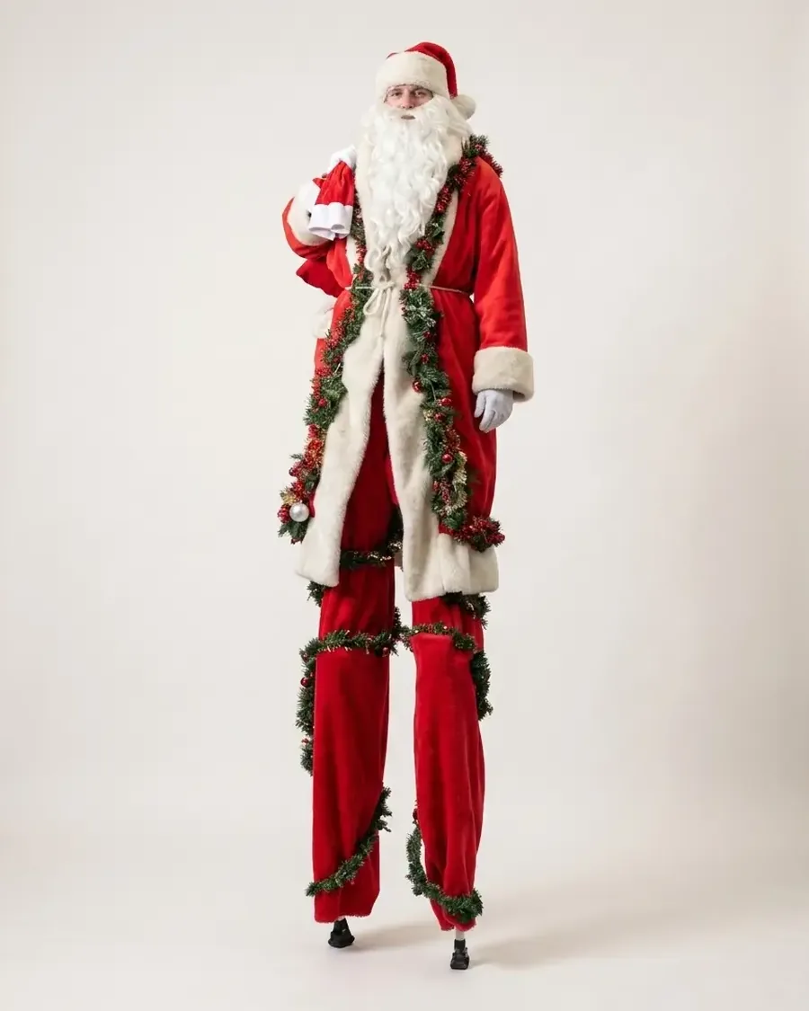 Weihnachtsmann auf Stelzen im roten Mantel mit Tannengirlanden