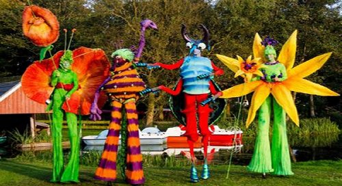 Flower Power — Stelzen-Walkact von Stelzentheater Björn de Vil