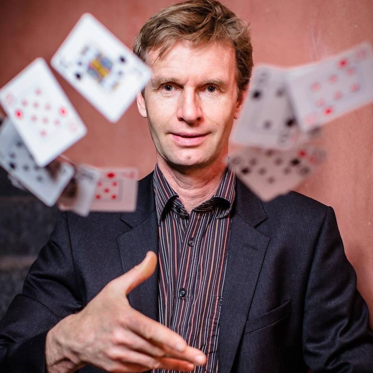 Björn de Vil wirbelt Spielkarten durch die Luft: der Zauberer und BonAir-Gründer im Porträt.